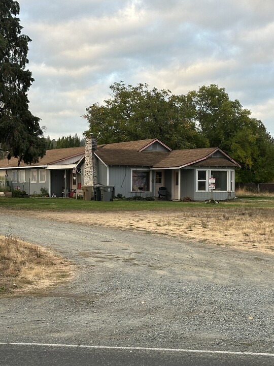 935 E Park St in Grants Pass, OR - Building Photo