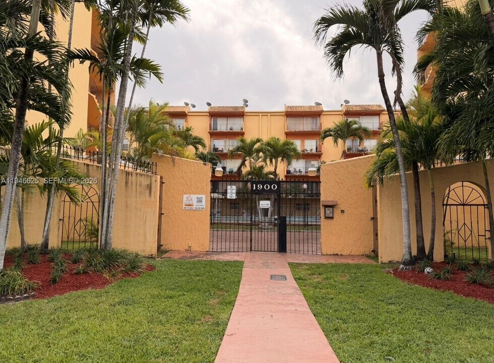 1900 W 54th St, Unit 320 in Hialeah, FL - Building Photo