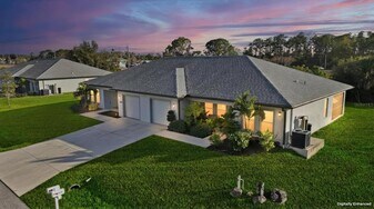 12025 Saragossa Ln in North Port, FL - Building Photo