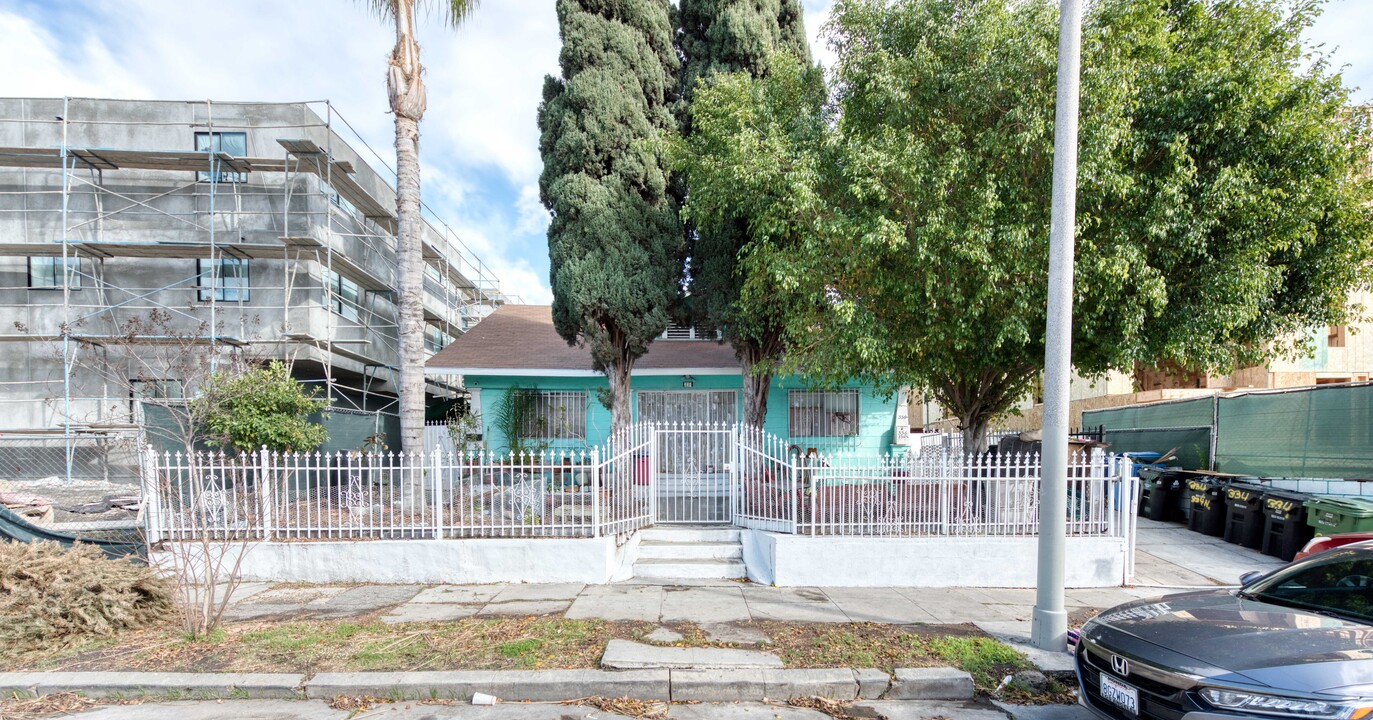 334 N Serrano Ave in Los Angeles, CA - Building Photo