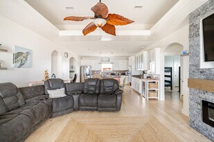 986 Dolly St in Port Bolivar, TX - Building Photo