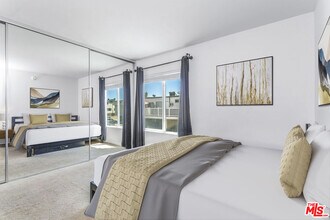 18350 Hatteras St, Unit 138 in Tarzana, CA - Building Photo - Building Photo