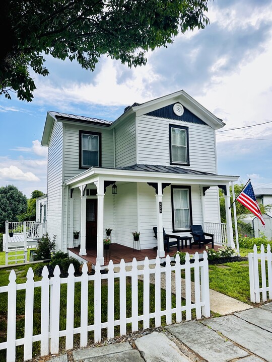 208 F St in Lynchburg, VA - Building Photo