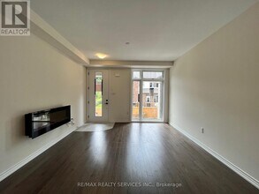 20-20 Knotsberry Cir in Brampton, ON - Building Photo - Building Photo