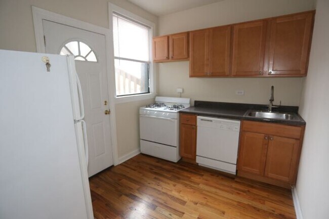 3728 N Pine Grove Ave in Chicago, IL - Building Photo - Building Photo