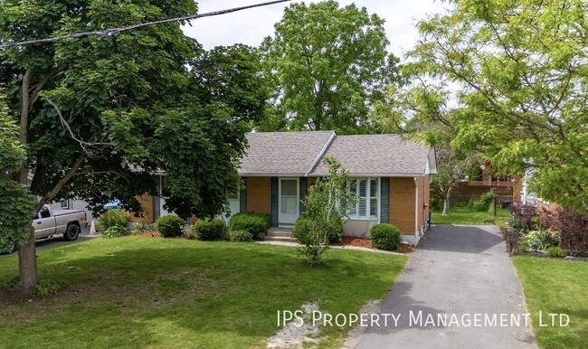 5 bed | 2 Bath - Beautiful Neighbourhood in Belleville, ON - Building Photo - Building Photo