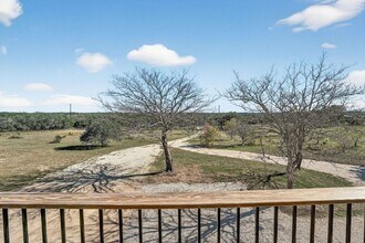 16200 Round Mountain Rd in Leander, TX - Foto de edificio - Building Photo