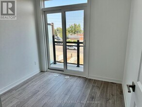 4017 Hickory Dr in Mississauga, ON - Building Photo - Building Photo