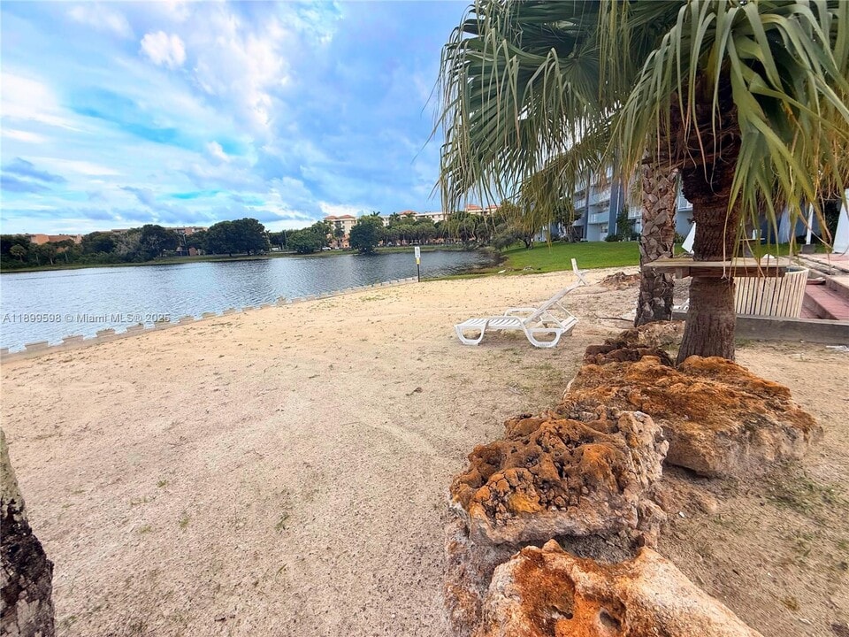 9357 Fontainebleau Blvd in Miami, FL - Building Photo