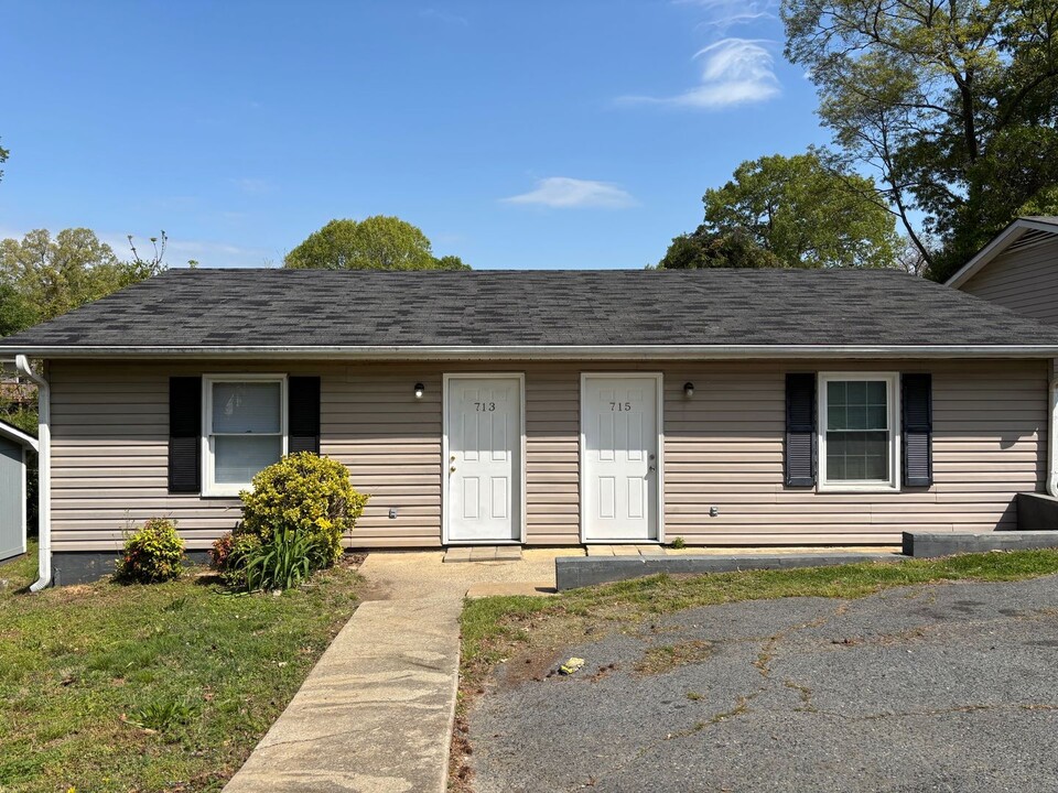 713-715 Russell St in Asheboro, NC - Building Photo
