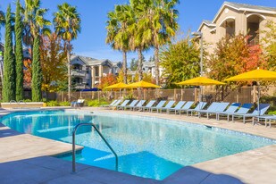 Broadleaf Apartments in Sacramento, CA - Building Photo