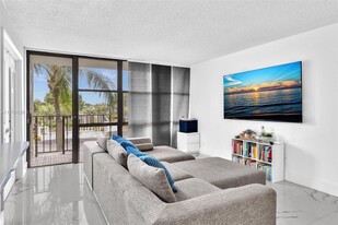 1000 Parkview Dr in Hallandale Beach, FL - Building Photo