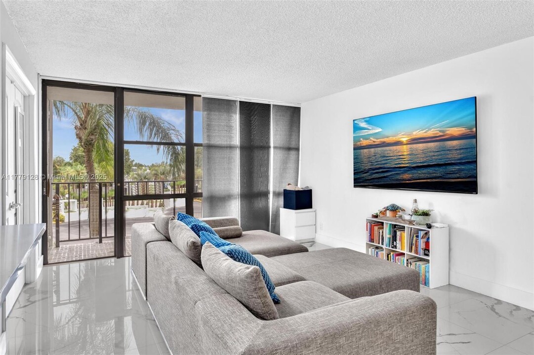 1000 Parkview Dr in Hallandale Beach, FL - Foto de edificio