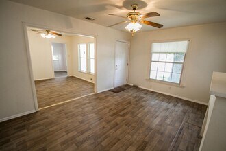 2818 E Houston St in San Antonio, TX - Building Photo - Building Photo
