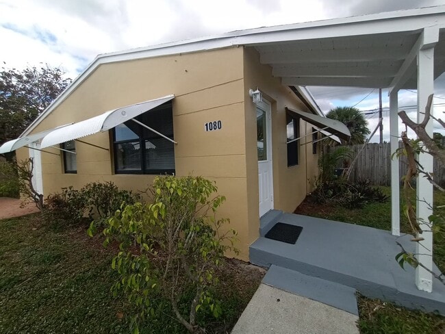 1080 W 27th St in West Palm Beach, FL - Building Photo - Building Photo