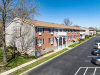 328-350 Lakeland Ave in Sayville, NY - Foto de edificio - Building Photo