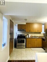 5551 Meadowcrest Ave in Mississauga, ON - Building Photo - Building Photo