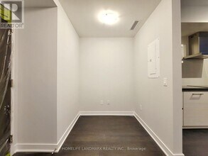 2221 Yonge St in Toronto, ON - Building Photo - Building Photo