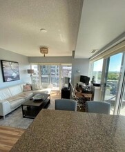 215 Queen St W in Brampton, ON - Building Photo - Building Photo