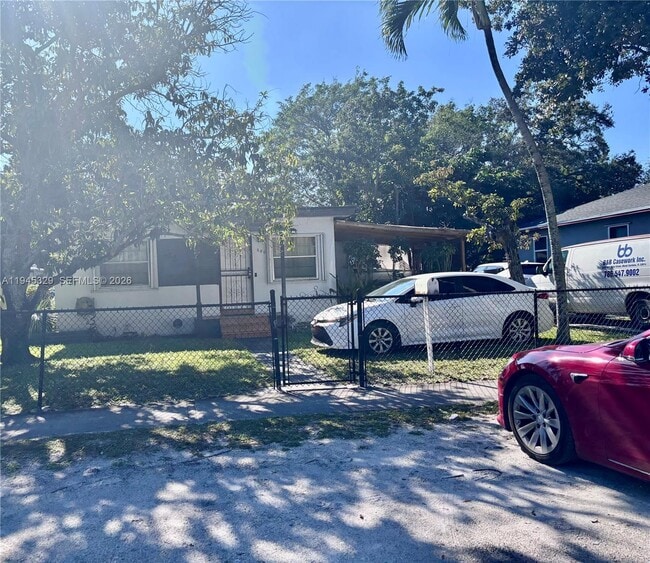 680 NE 136th St in North Miami, FL - Building Photo - Building Photo