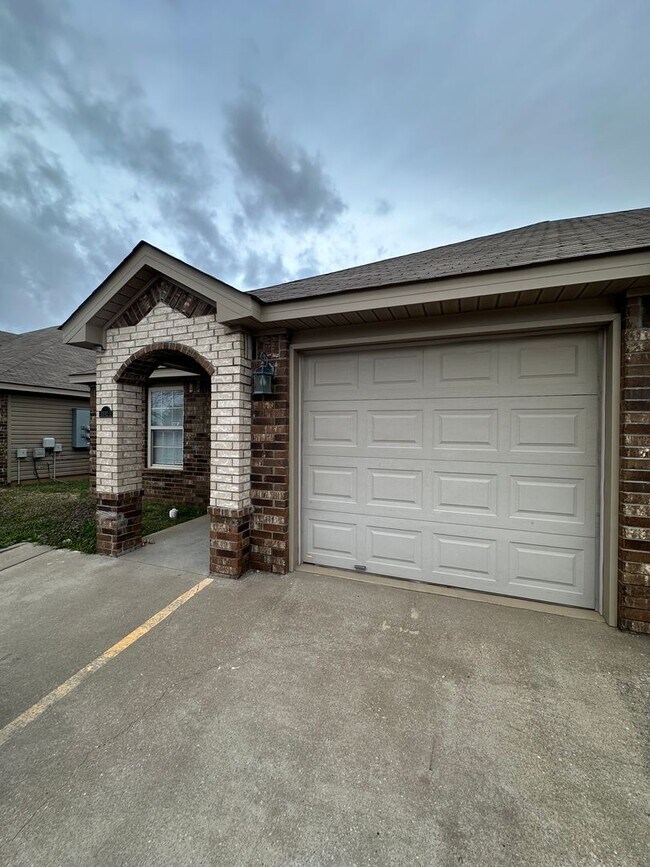 3302 SW Victoria Pl in Bentonville, AR - Building Photo - Building Photo