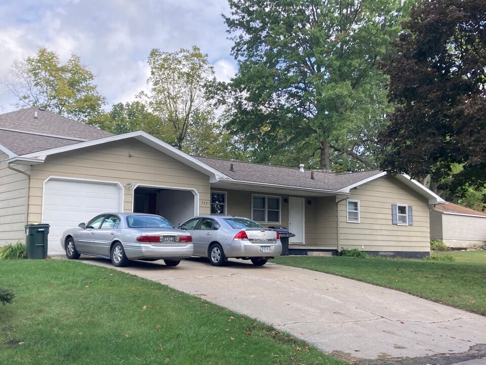 725 W 19th St in Cedar Falls, IA - Building Photo