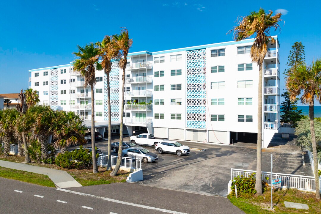 Sandpiper Towers in Satellite Beach, FL - Foto de edificio