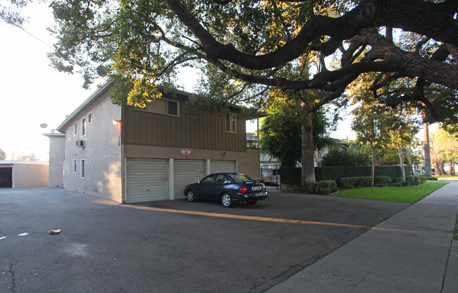 1124 W Angeleno Ave in Burbank, CA - Building Photo - Building Photo