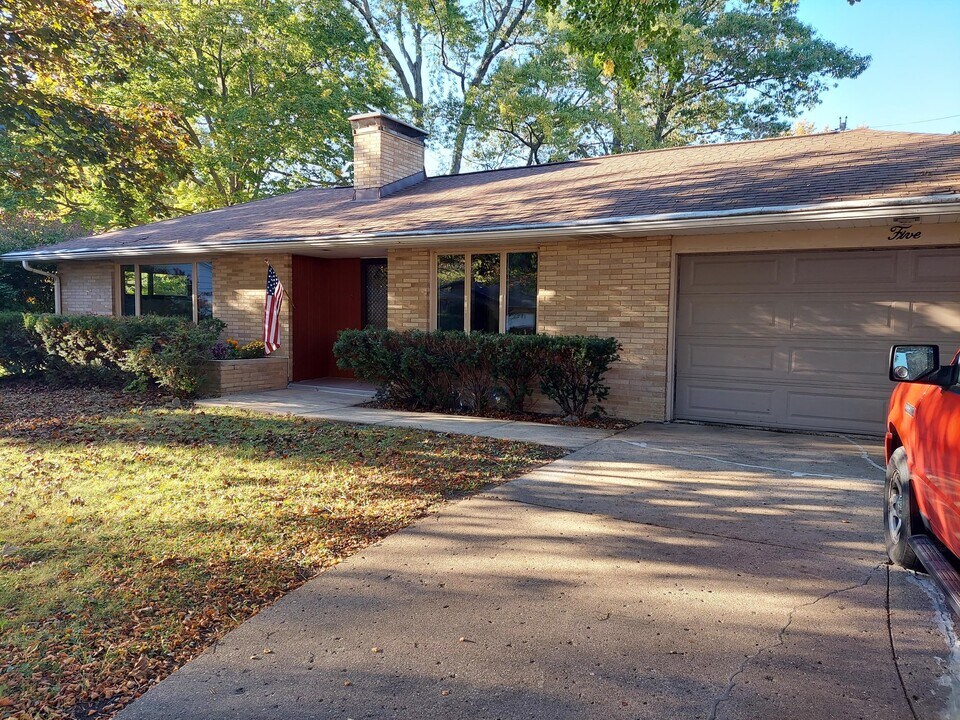 5 Mayfair Ct in Champaign, IL - Foto de edificio