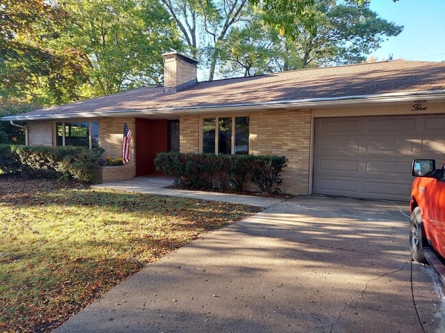 property at 5 Mayfair Ct