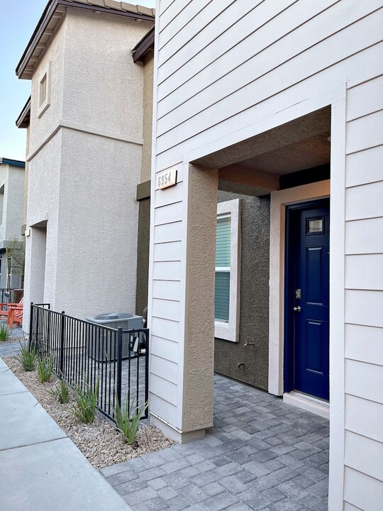 6954 Honor Hill St in Las Vegas, NV - Building Photo