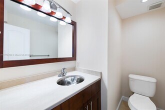619 Orton Ave, Unit 504 in Fort Lauderdale, FL - Foto de edificio - Building Photo