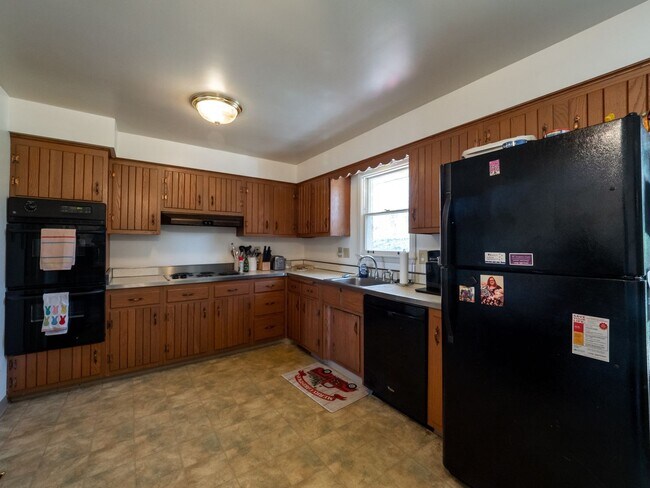 137 Warwick Dr in Pittsburgh, PA - Building Photo - Building Photo