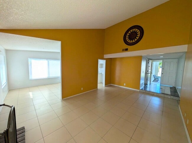 914 W Alton Ave in Santa Ana, CA - Building Photo - Building Photo