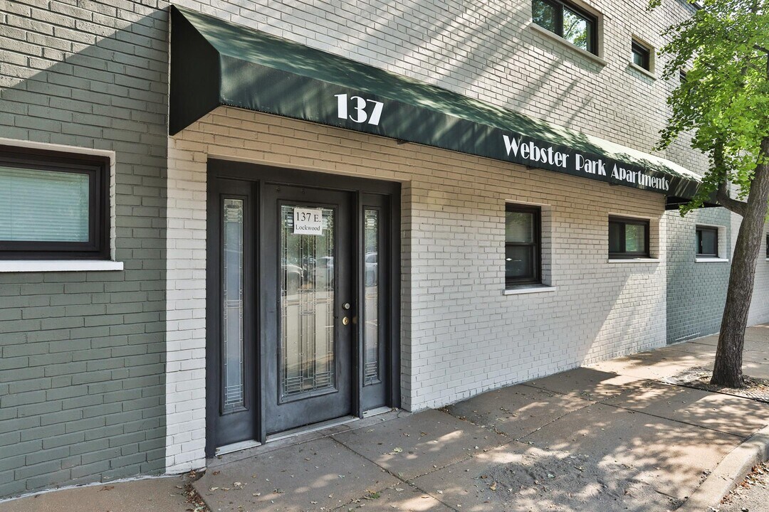 137 E Lockwood Ave in Webster Groves, MO - Building Photo