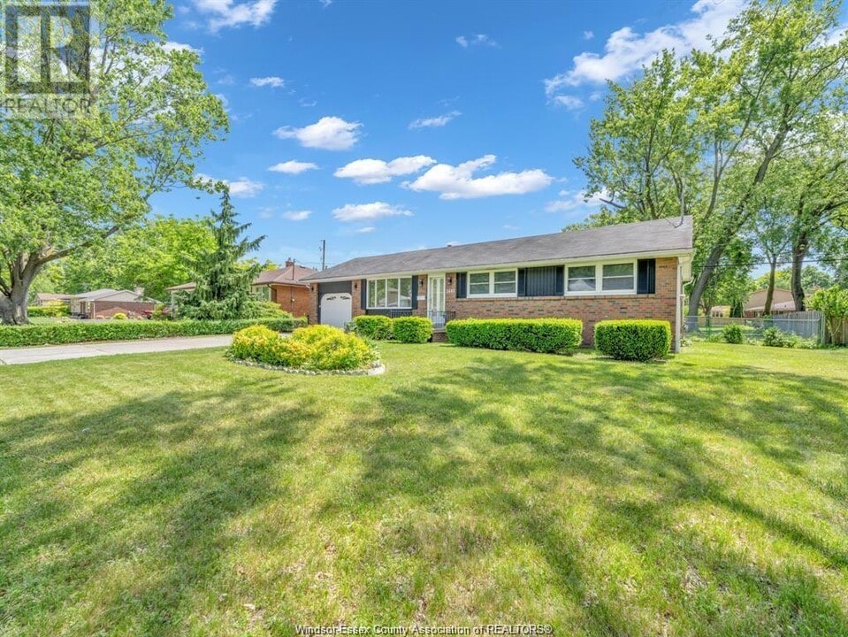 2445 Todd Ln in Windsor, ON - Building Photo