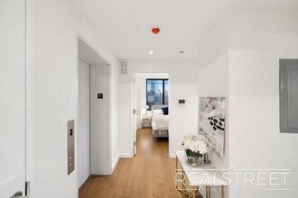 NO FEE Luxury Waterfront 2 Bedroom with wrap around terrace!, Unit 2B in Brooklyn, NY - Building Photo - Building Photo