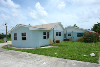 3237 Avenue J in West Palm Beach, FL - Building Photo - Building Photo