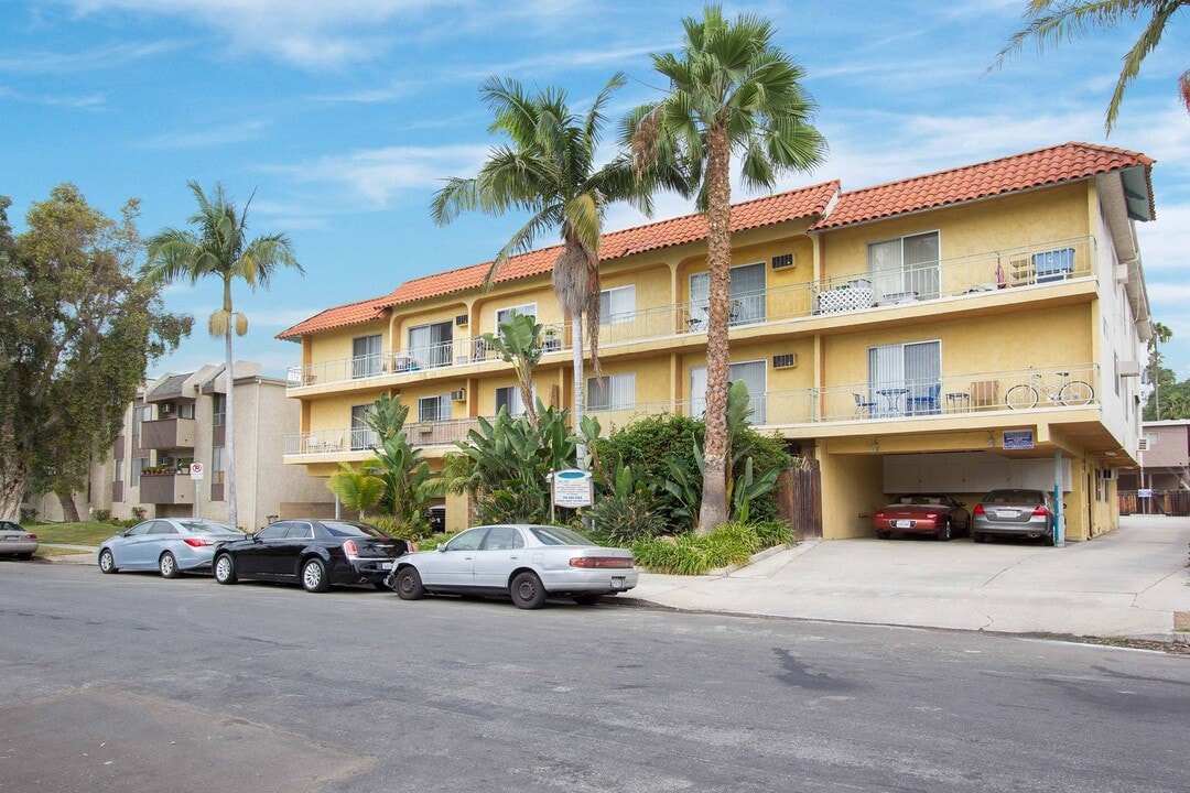 10779 Woodbine Street in Los Angeles, CA - Foto de edificio