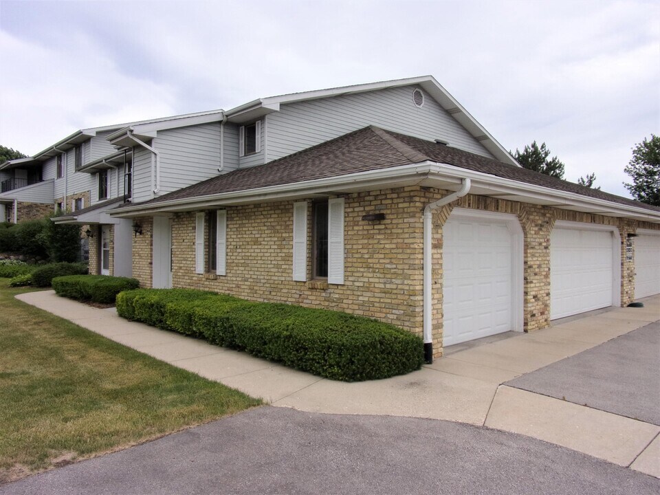1435 Pheasant Run Dr in Mount Pleasant, WI - Building Photo