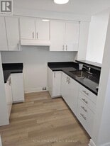 2 Orchard Heights Blvd in Aurora, ON - Building Photo