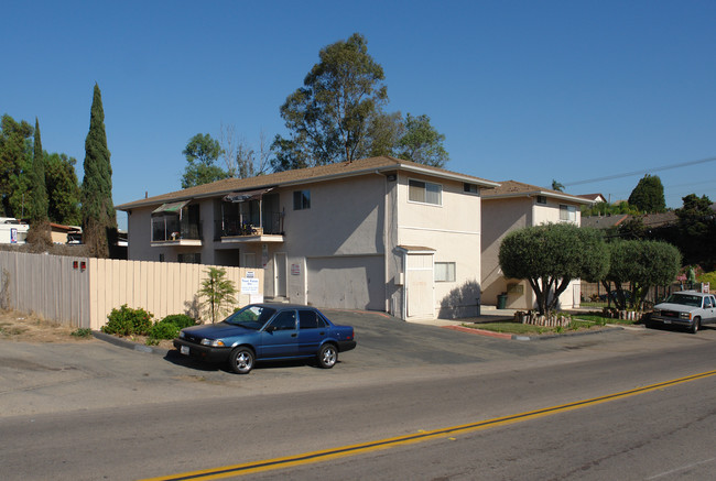 111 Palmyra Dr in Vista, CA - Foto de edificio - Building Photo