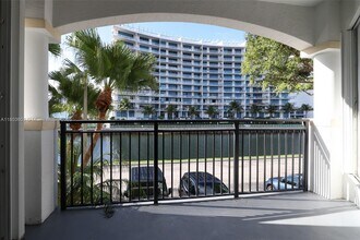 3245 NE 184th St in North Miami Beach, FL - Building Photo - Building Photo