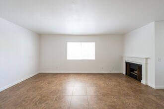 1611 S Bundy Dr in Los Angeles, CA - Building Photo - Interior Photo