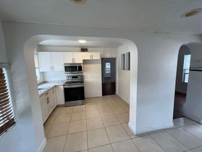 708 NE 4th St in Hallandale Beach, FL - Building Photo - Building Photo