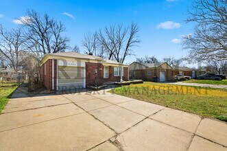 2242 S Ridgewood Dr in Wichita, KS - Building Photo - Building Photo