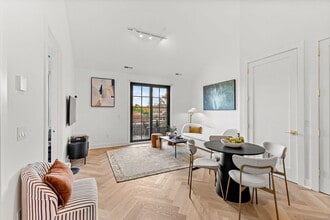 100 E Putnam Ave in Greenwich, CT - Building Photo - Building Photo