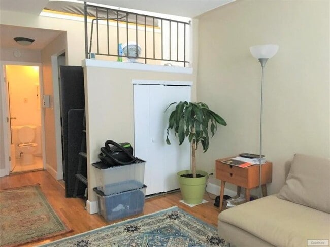 328 E 74th St in New York, NY - Building Photo - Building Photo