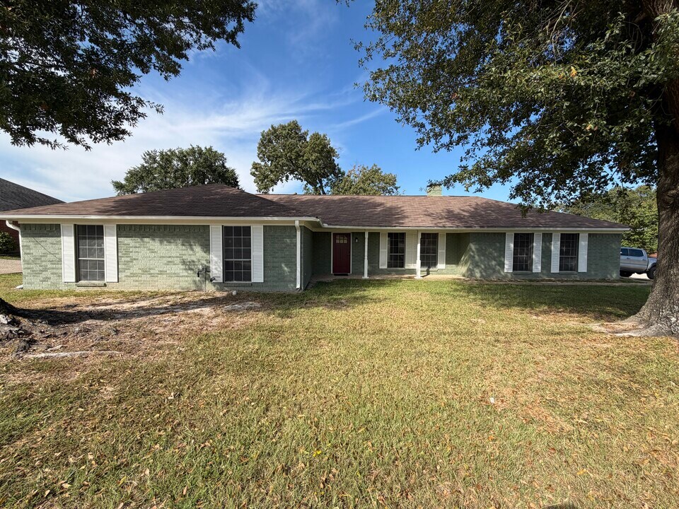203 Eisenhower Dr in Tyler, TX - Building Photo
