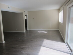 1242 S Barrington Ave, Unit 108 in Los Angeles, CA - Building Photo - Building Photo